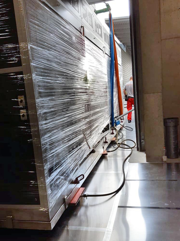 Moving in a climate chamber using air-cushion systems